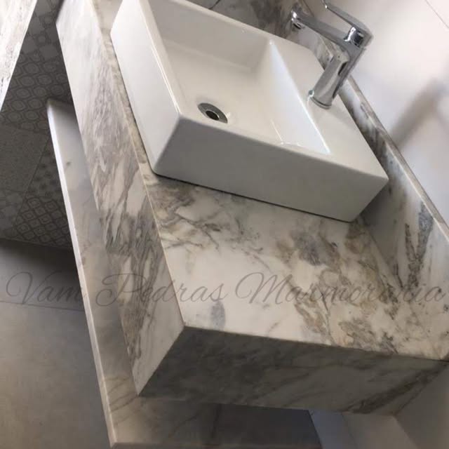 Bancada de banheiro em mármore com cuba branca esculpida, instalada pela Vam Pedras